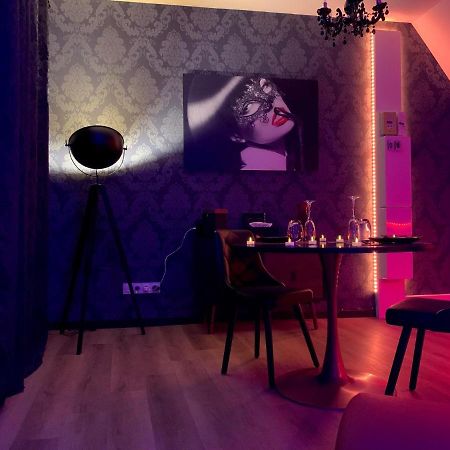 Love Room Avec Jacuzzi Prive Bonnetable Luaran gambar