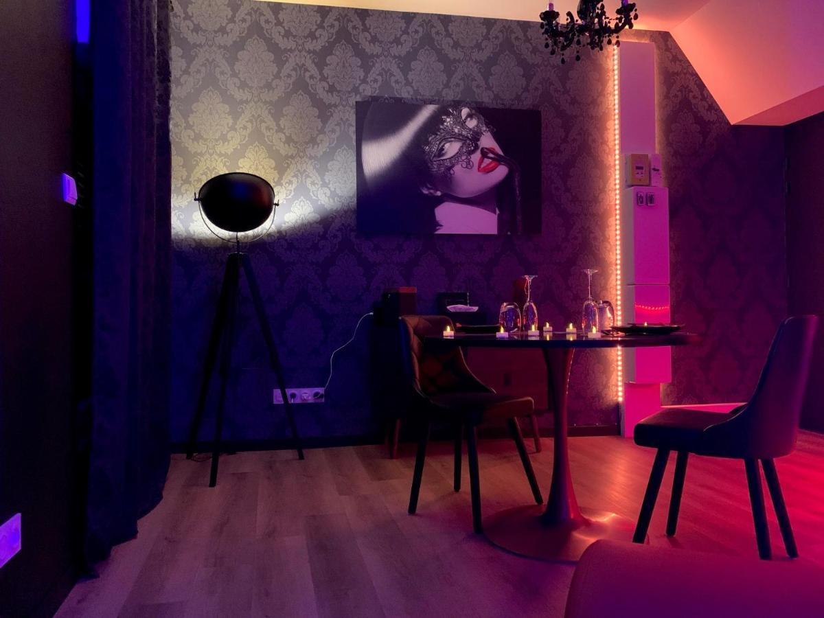 Love Room Avec Jacuzzi Prive Bonnetable Luaran gambar